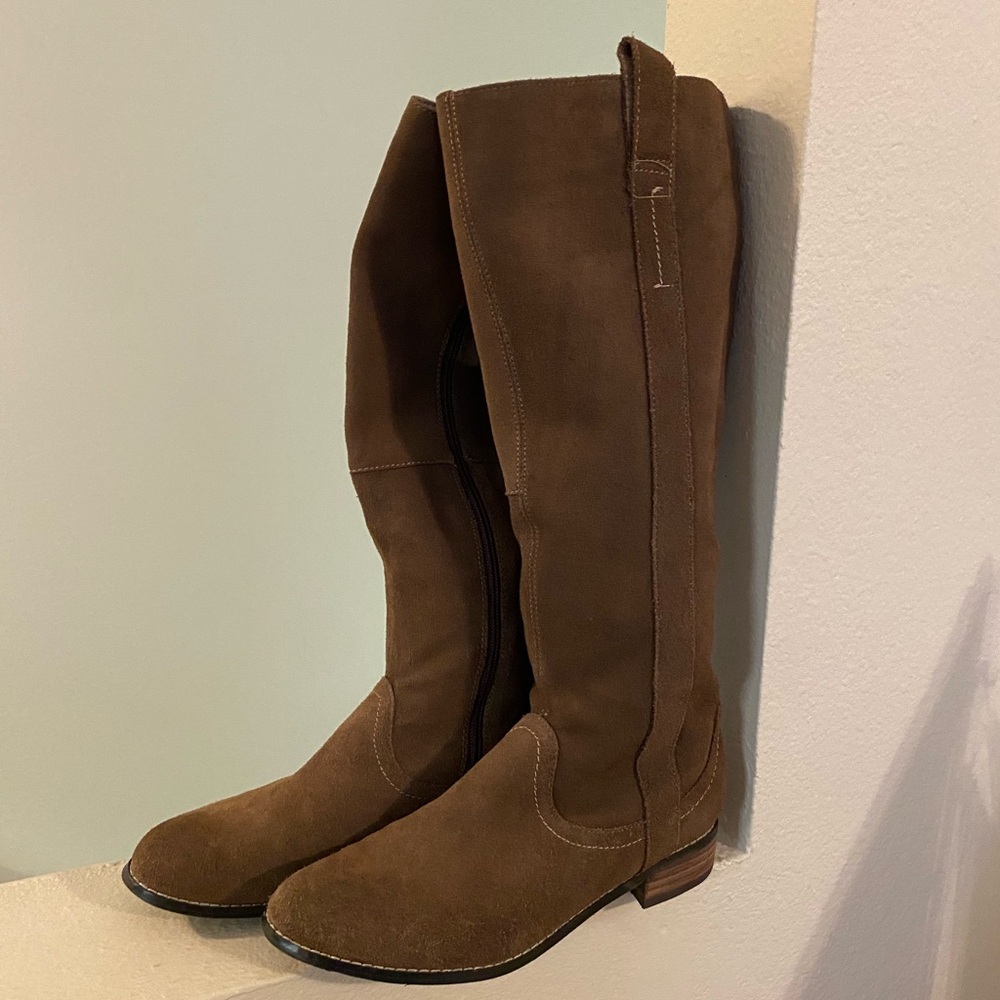 Very Volatile. Women’s Tall Suede Riding Boots - Brown. Size 6. Zip Closure.